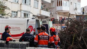 V troskách zřícené budovy v Istanbulu zahynuly děti.
