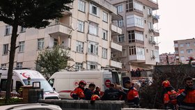 V troskách zřícené budovy v Istanbulu zahynuly děti.