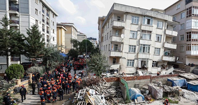 V troskách zřícené budovy v Istanbulu zahynuly děti.