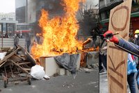 Divocí Turci si dali prvomájové Molotovy: Slzný plyn a vodní děla v ulicích Istanbulu