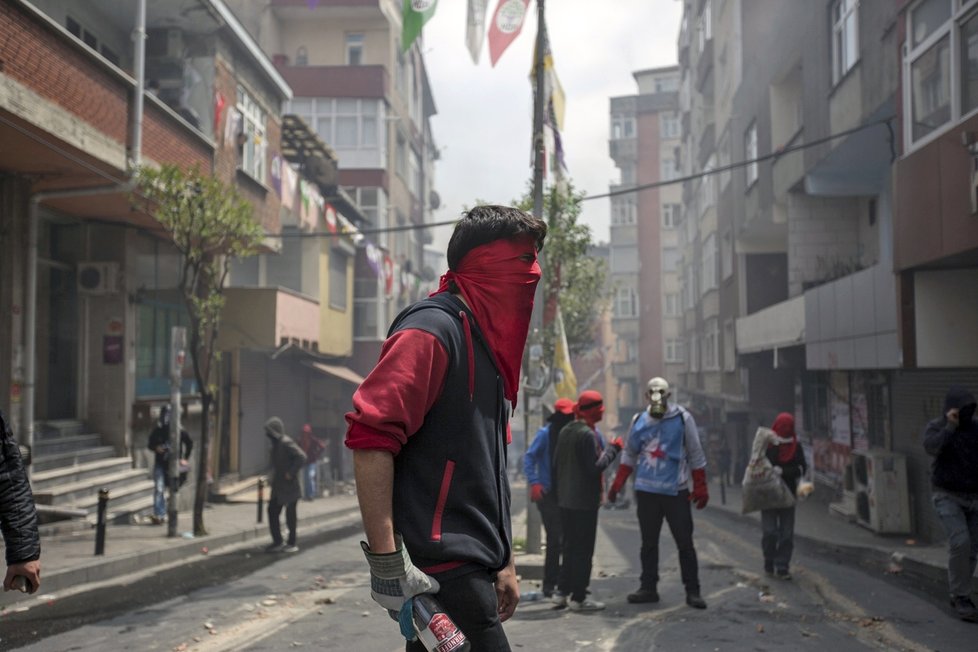 Prvomájový Istanbul: Demonstranti se střetli s policisty.