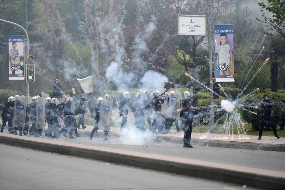 Prvomájový Istanbul: Demonstranti se střetli s policisty.