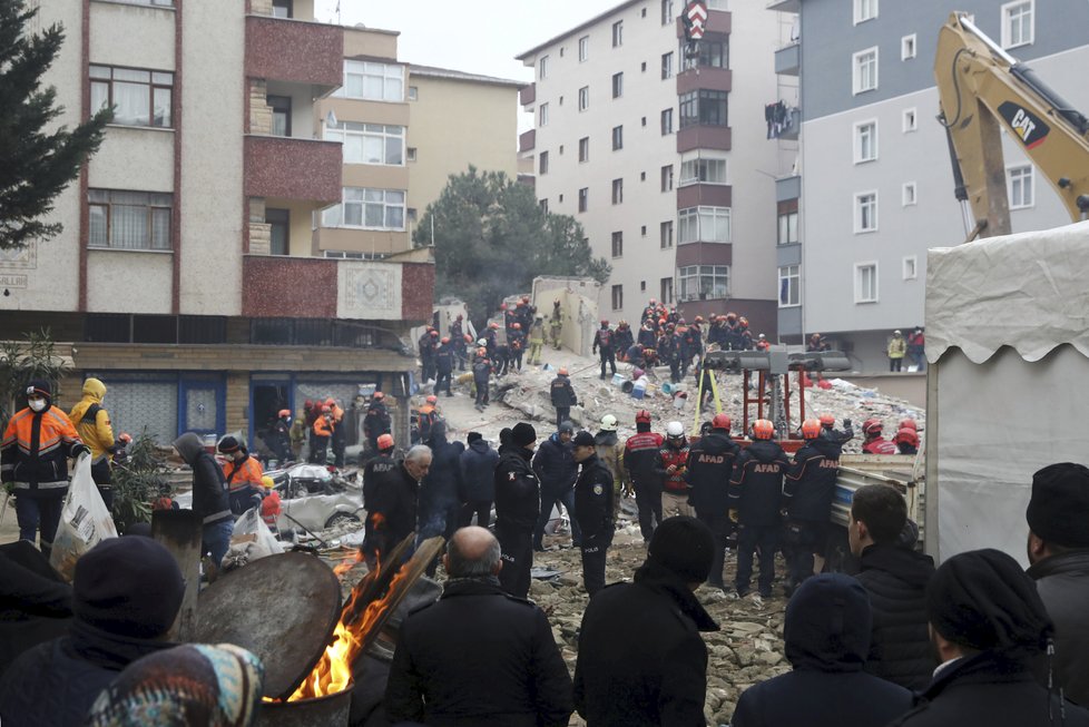 V Istanbulu se zřítila obytná budova