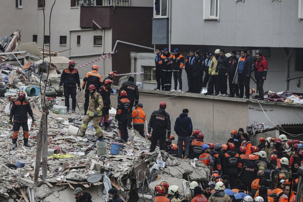 V Istanbulu se zřítila obytná budova