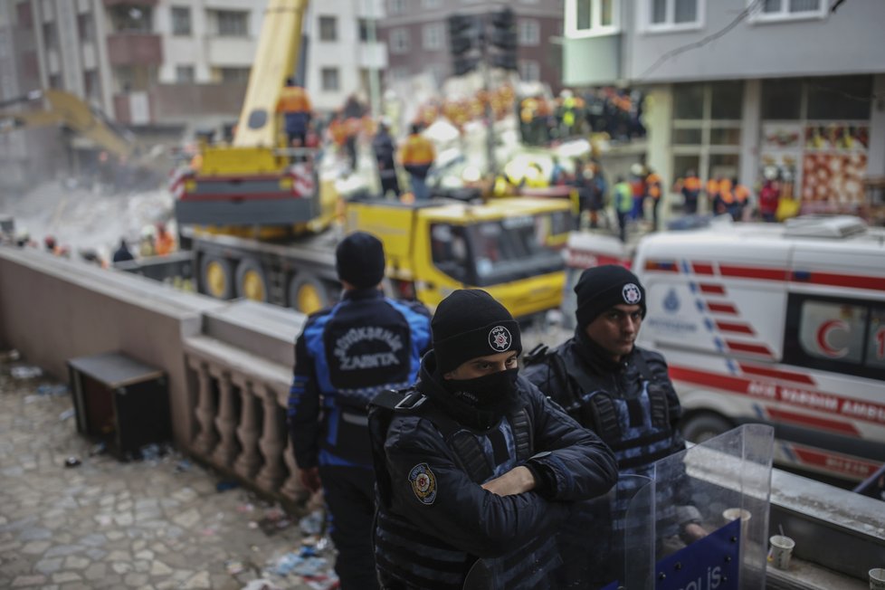 V Istanbulu se zřítila obytná budova