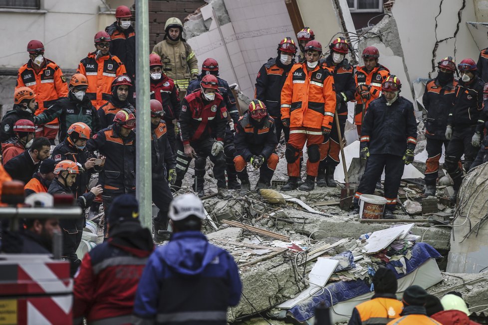 V Istanbulu se zřítila obytná budova