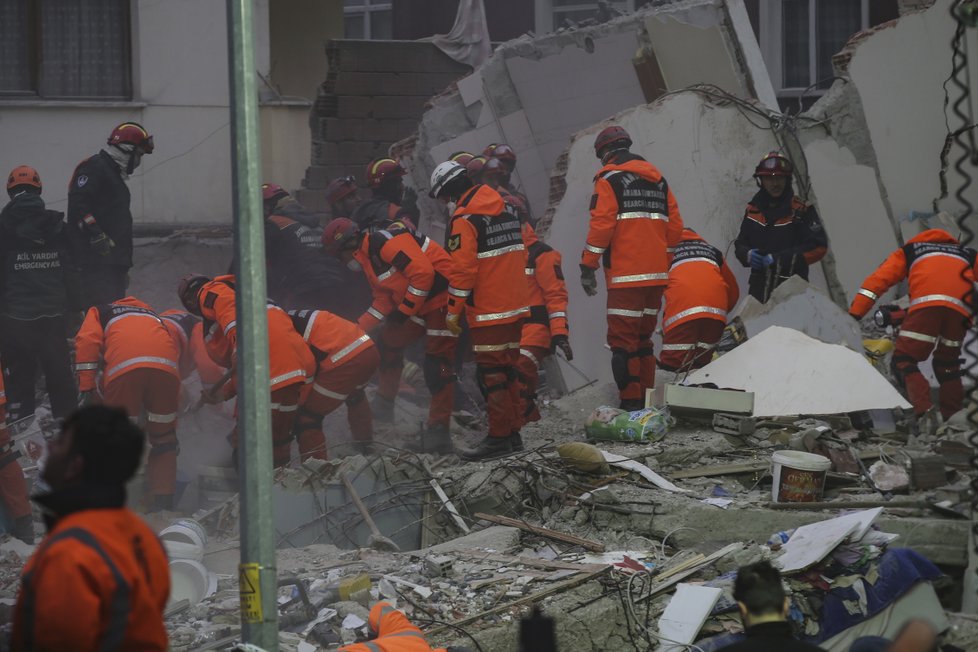 V Istanbulu se zřítila obytná budova