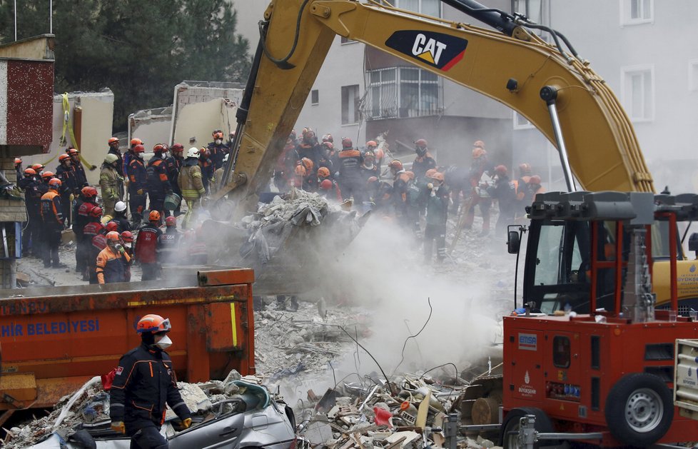 V Istanbulu se zřítila obytná budova