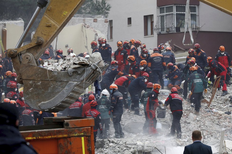 V Istanbulu se zřítila obytná budova