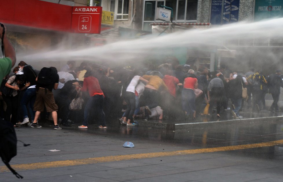 Protivládní demonstrace v tureckém Istabulu si připsaly i několik mrtvých a desítky zraněných