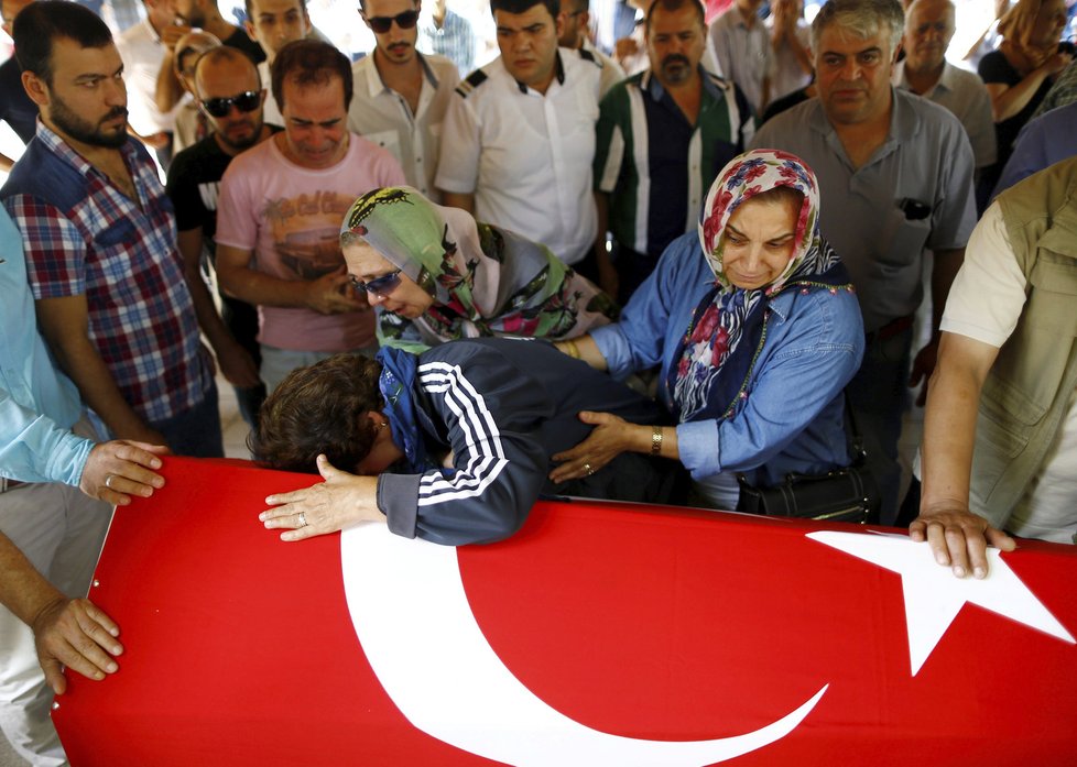 Smutek po teroristickém útoku na letišti v Istanbulu, ke kterému došlo 28. června 2016