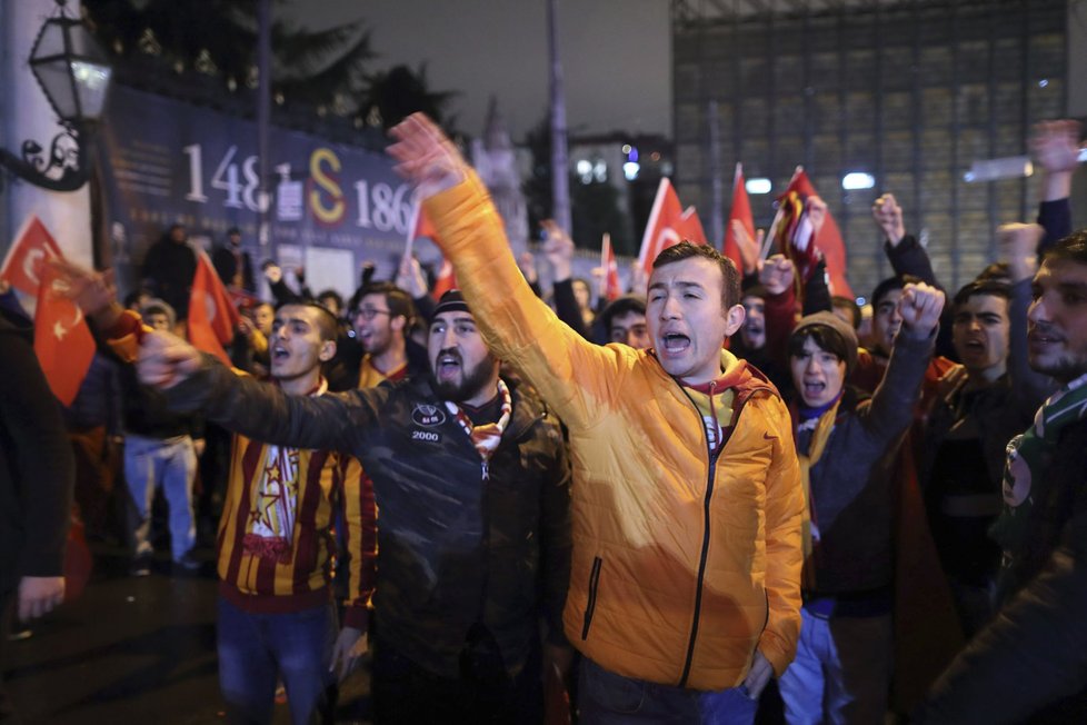 Turecké úřady zadržely více než 500 lidí v souvislosti s teroristickým útokem v Istanbulu.