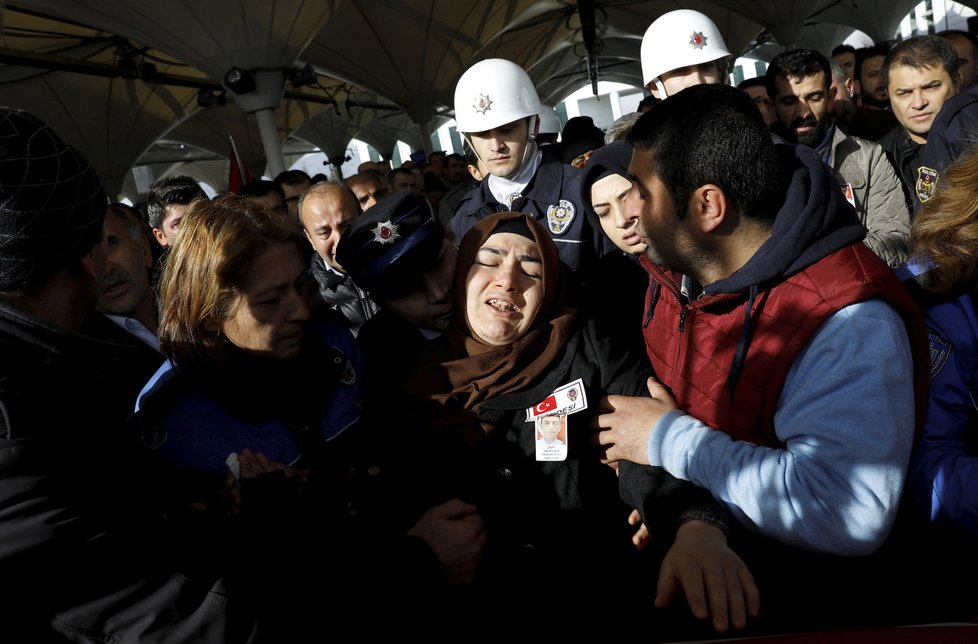 Turecké úřady zadržely více než 500 lidí v souvislosti s teroristickým útokem v Istanbulu.