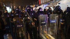 Na diskotéku v Istanbulu zaútočili, desítky mrtvých.