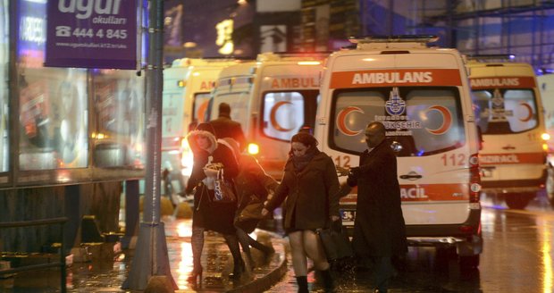 „Lidé šlapali po tělech na zemi.“ Fotbalista popsal hrůzu v klubu v Istanbulu 