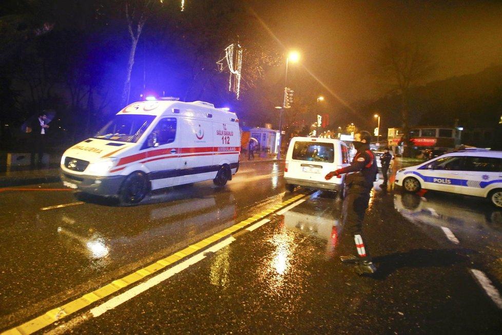 V hudebním klubu v Istanbulu se střílelo. Zraněné odvážejí sanitky.