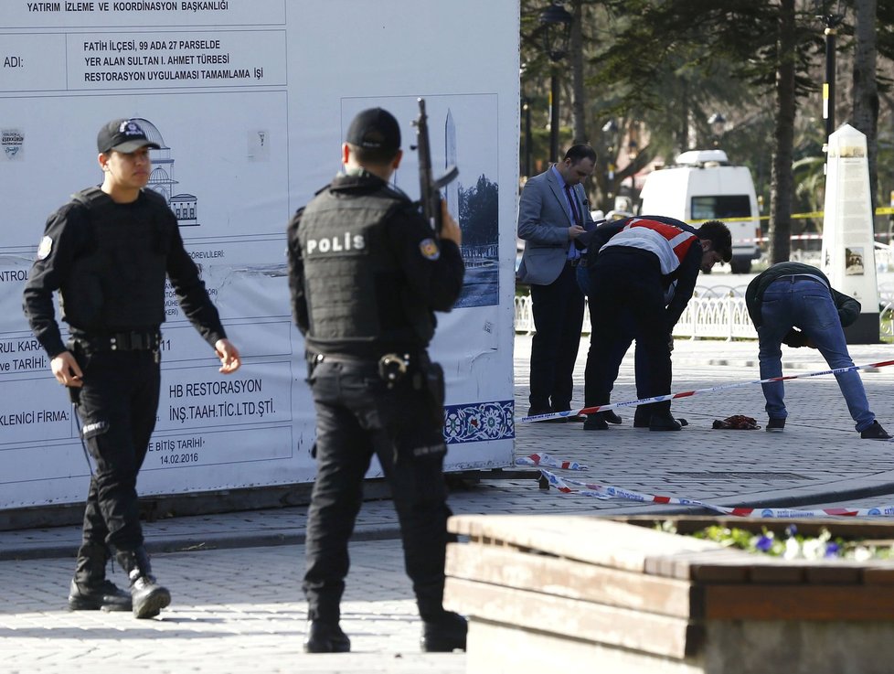 10 mrtvých v Istanbulu, zřejmě jde o sebevražedný útok.