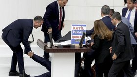 Turecký poslanec Hasan Bitmez utrpěl srdeční příhodu přímo na plénu, když hrozil Izraeli Alláhovým hněvem (12.12.2023)