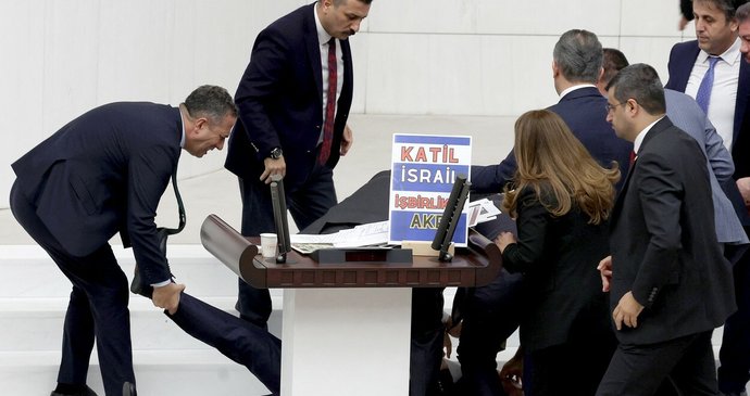 Turecký poslanec Hasan Bitmez utrpěl srdeční příhodu přímo na plénu, když hrozil Izraeli Alláhovým hněvem (12.12.2023)