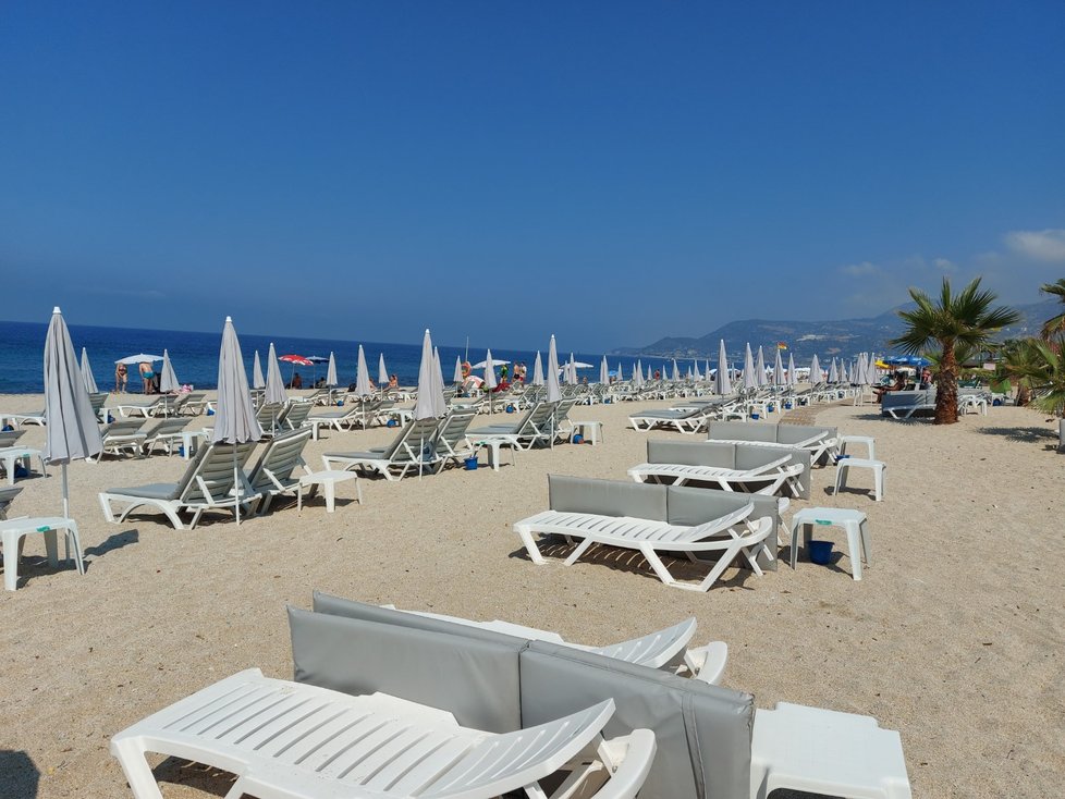 Kleopatřina pláž v tureckém letovisku Alanya je připravená na nával turistů