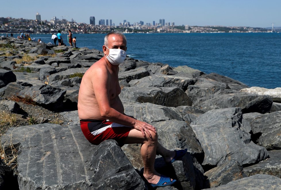 Koronavirus v Turecku: Na pláži jsou lidé oblečení do plave a roušky (8.6.2020).