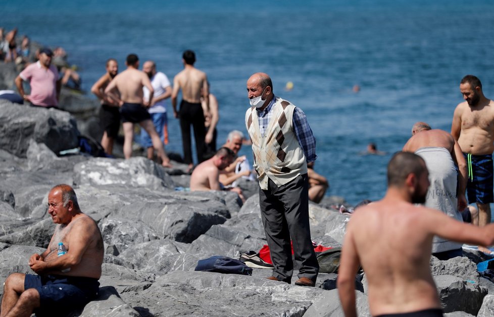 Koronavirus v Turecku: Na pláži jsou lidé oblečení do plavek a roušky. (8.6.2020)