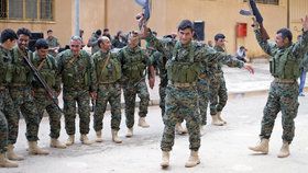 Arabsko-kurdská koalice se stahuje z hraniční oblasti v Sýrii (27. 10. 2019)