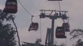 V Turecku v pátek večer z neznámých příčin spadl sloup turistické lanovky.