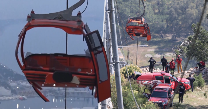 V Turecku v pátek večer z neznámých příčin spadl sloup turistické lanovky.