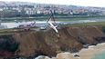 Vyprošťování letadla na pobřeží u Trabzonu