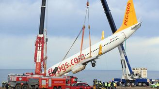 V Turecku sjel boeing z ranveje. Podívejte se, jak probíhalo jeho vyprošťování z bahnitého svahu