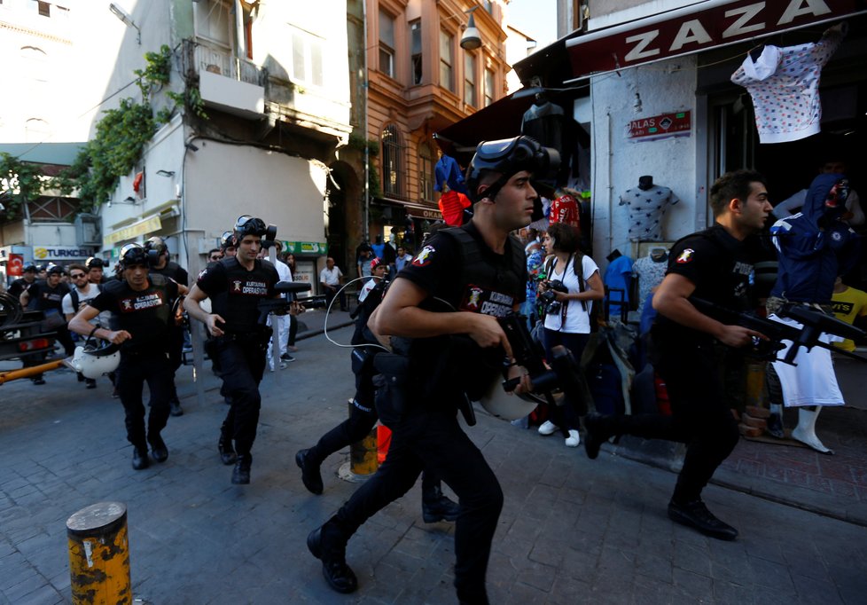 Zásah tureckých policistů proti účastníkům pochodu homosexuálů