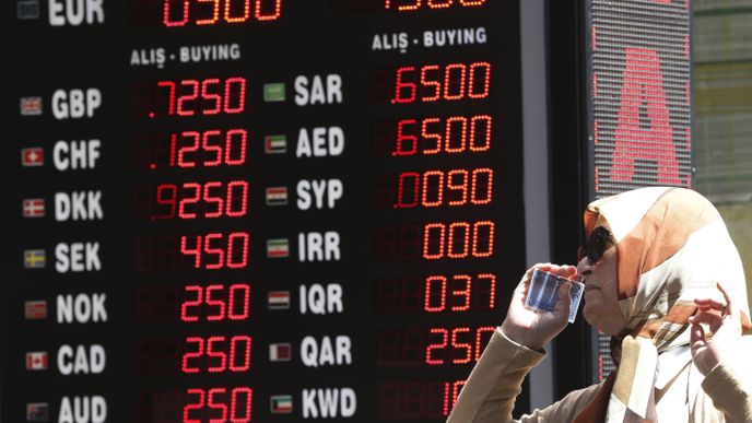 Turecká lira se propadá děsivým tempem. Cizincům tak zlevňuje dovolená