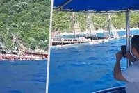 Pirátská loď šla ke dnu! Zachránit se muselo 148 turistů