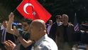 Bitka demonstrantů s ochrankou tureckého prezidenta Erdogana před tureckou ambasádou v USA