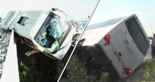 Při hrozivě vypadající nehodě bylo zraněno 8 Čechů, turecký řidič a průvodce