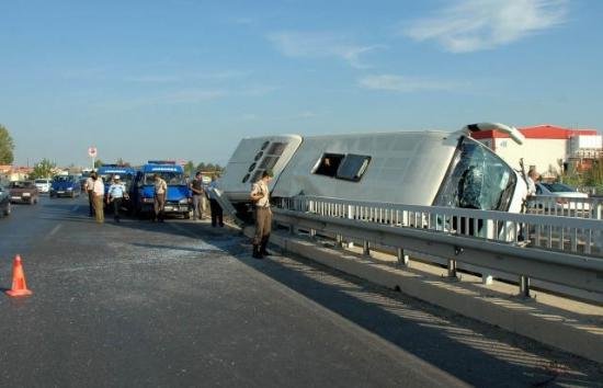 Při nehodě bylo zraněno osm Čechů, průvodce a řidič
