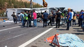 V Turecku narazil autobus do sanitky, nehoda má nejméně 16 obětí.