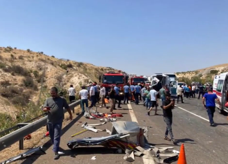 V Turecku narazil autobus do sanitky, nehoda má nejméně 16 obětí