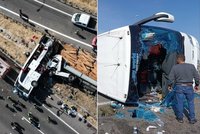 Děsivá srážka autobusu s kamionem v Turecku: 11 mrtvých a desítky zraněných