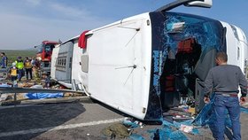 Srážka autobusu s kamionem si vyžádala 11 mrtvých.