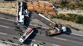Srážka autobusu s kamionem si vyžádala 11 mrtvých.