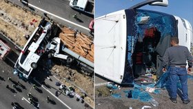 Srážka autobusu s kamionem si vyžádala 11 mrtvých.
