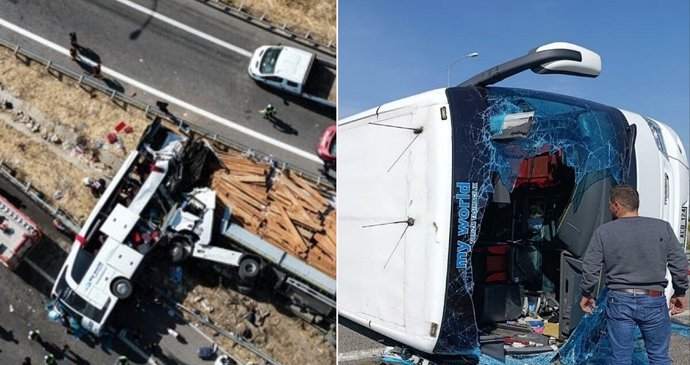 Srážka autobusu s kamionem si vyžádala 11 mrtvých.