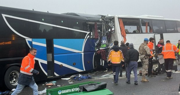 11 mrtvých a přes 50 zraněných při hromadné nehodě v Turecku! Bouraly tři autobusy 