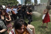 Stala se symbolem nepokojů v Turecku: Kdo je neznámá dívka v rudém?