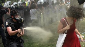 Žena v rudém se po zásahu slzným sprejem stala symbolem tureckých nepokojů