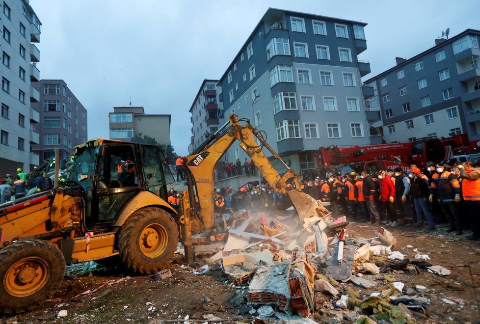 V Istanbulu se zřítila sedmipatrová budova. Zemřel nejméně jeden člověk, neznámý počet osob zavalily sutiny. (6. 2. 2019)