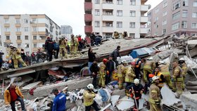 V Istanbulu se zřítila sedmipatrová budova. Zemřel nejméně jeden člověk, neznámý počet osob zavalily sutiny. (6. 2. 2019).
