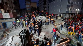 V Istanbulu se zřítila sedmipatrová budova. Zemřel nejméně jeden člověk, neznámý počet osob zavalily sutiny. (6. 2. 2019).